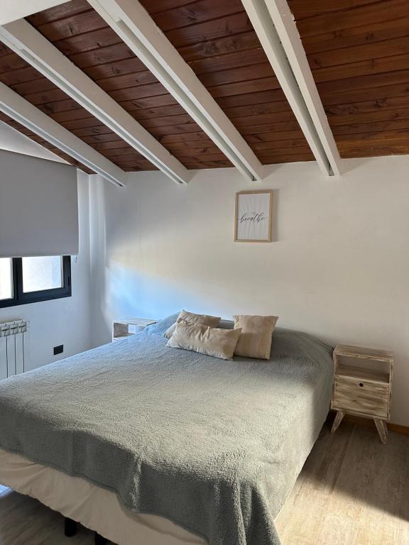 Apartamento hasta 4 personas con jardin, parrilla y, estacionamiento gratuito Ubicado cerca de la ciudad y, a 20 minutos del cerro Catedral