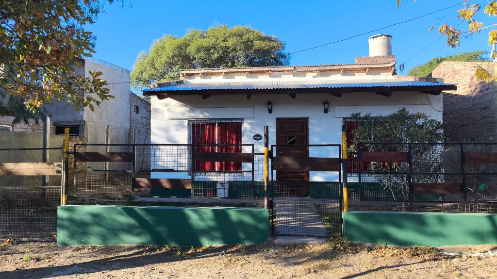 Cabaña con patio privado y cochera con dos habitaciones