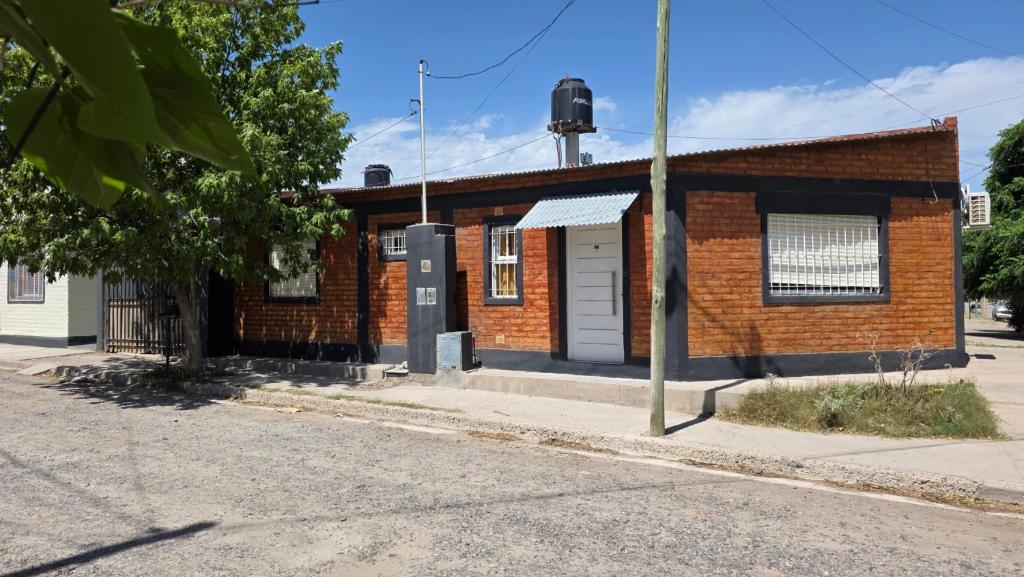 Casa Amplia 2 Dormitorios con Cochera Cerrada y Patio privado