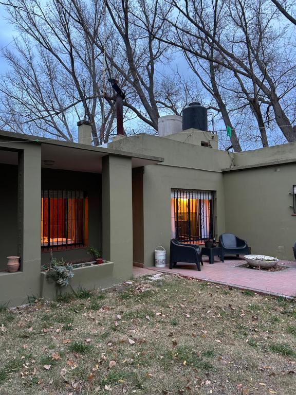 Casa de campo frente al río Colorado