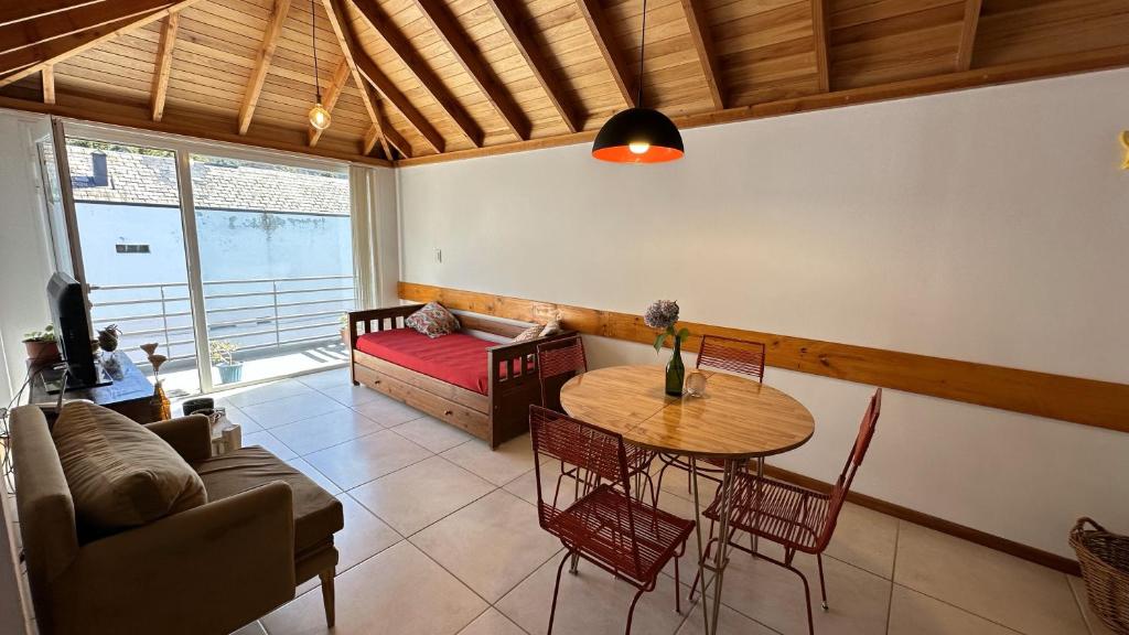 Hermoso departamento en el centro de SMA con balcón. 4/2